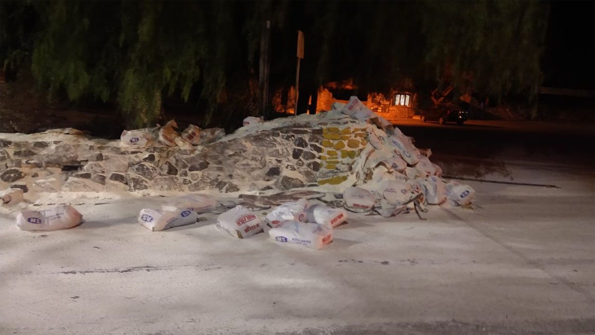 Pese al impresionante vuelco, el chofer de 41 años resultó ileso, aunque fue multado por manejar alcoholizado. Pese al impresionante vuelco, el chofer de 41 años resultó ileso, aunque fue multado por manejar alcoholizado.