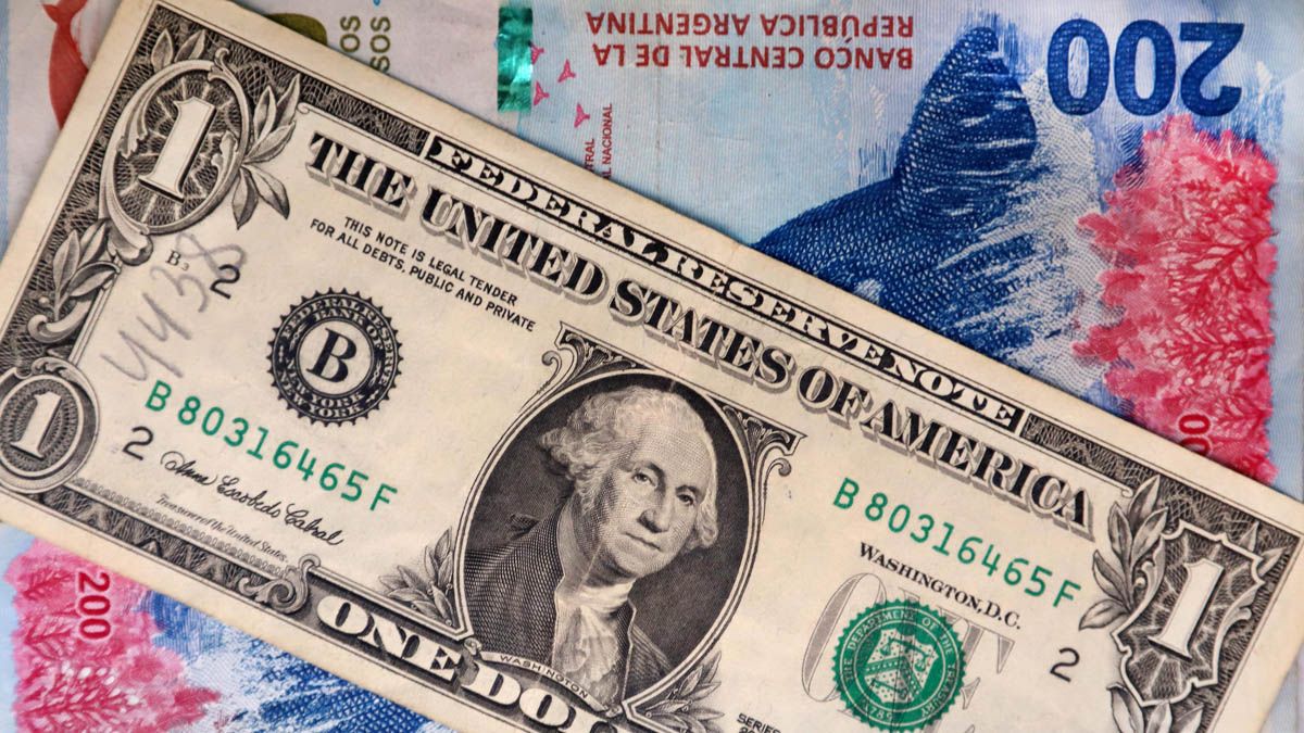 En la semana en que se devaluó el peso, el dólar blue cerró en Mendoza a $722 para la venta.