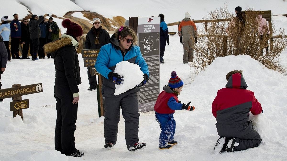 Puente del Inca fue un gran atractivo para quienes viajaron a disfrutar de la nieve. Puente del Inca fue un gran atractivo para quienes viajaron a disfrutar de la nieve.