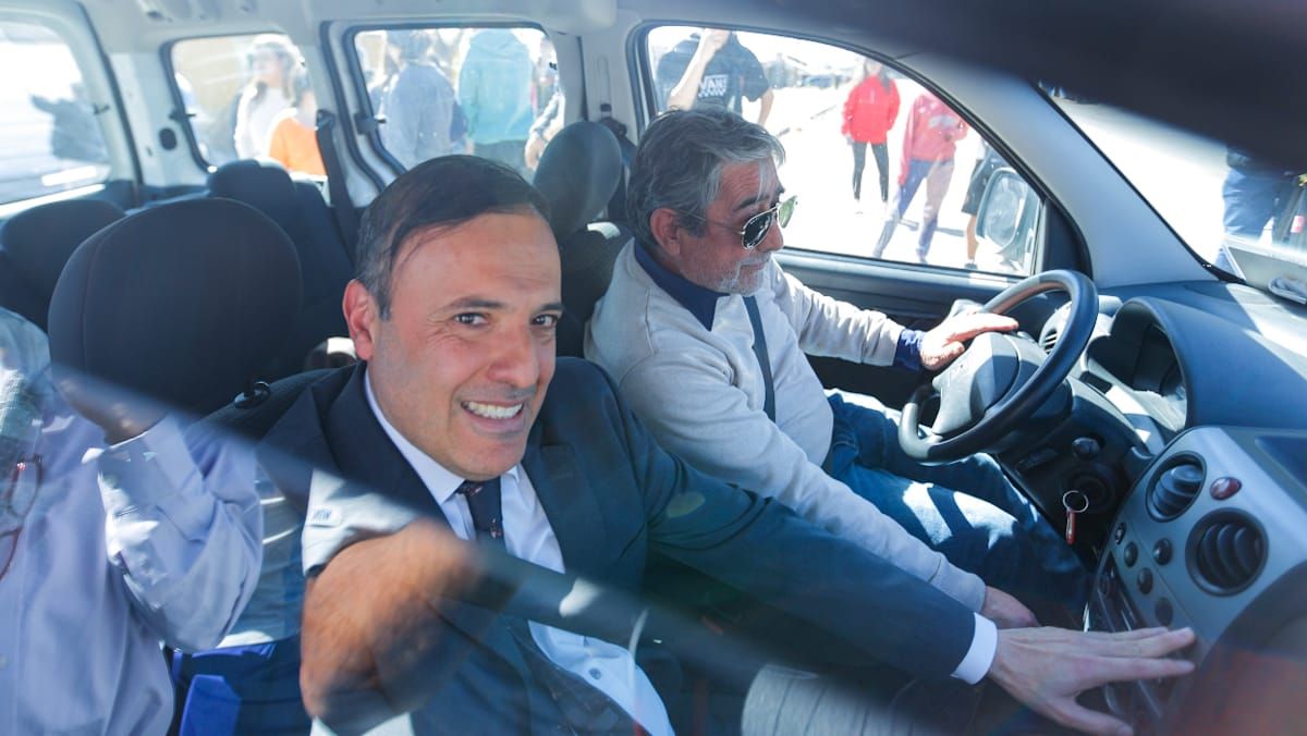 El fiscal Mariano Carabajal llega a la escuela Marcelino Blanco de La Paz donde la chica se atrincheró con un arma durante 5 horas. Fotos: Nicolás Rios