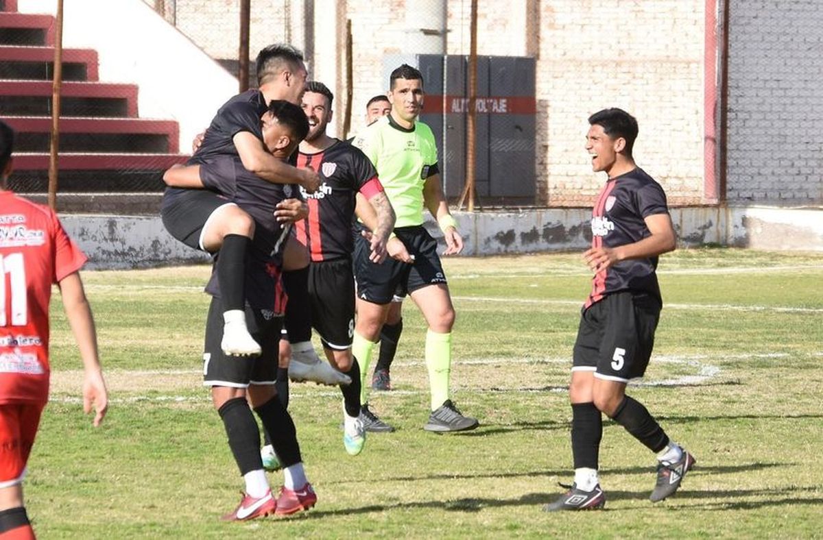 San Martín, que se prepara para el Regional, le ganó 4 a 0 a Huracán Las Heras. Foto gentileza Atlético San Martín.