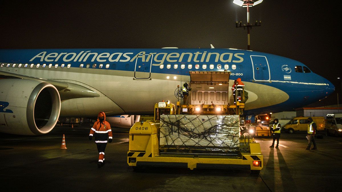 En total son 56 ThermoContainers con la vacuna rusa Sputnik V que fueron ubicados en 8 pallet en la bodega del avión, totalizando un peso de 9.408 kilos.