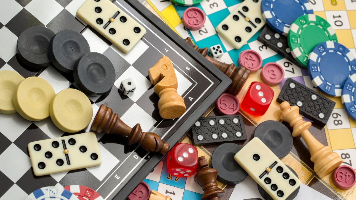 Finde largo en casa: cuáles son los 5 mejores juegos de mesa para divertirse en familia