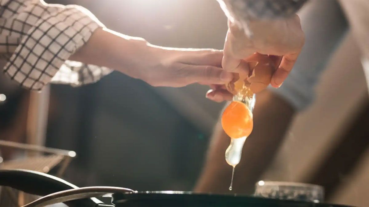 Romper un huevo contra un borde, no es la mejor manera de hacerlo si queremos que no se rompa la yema.