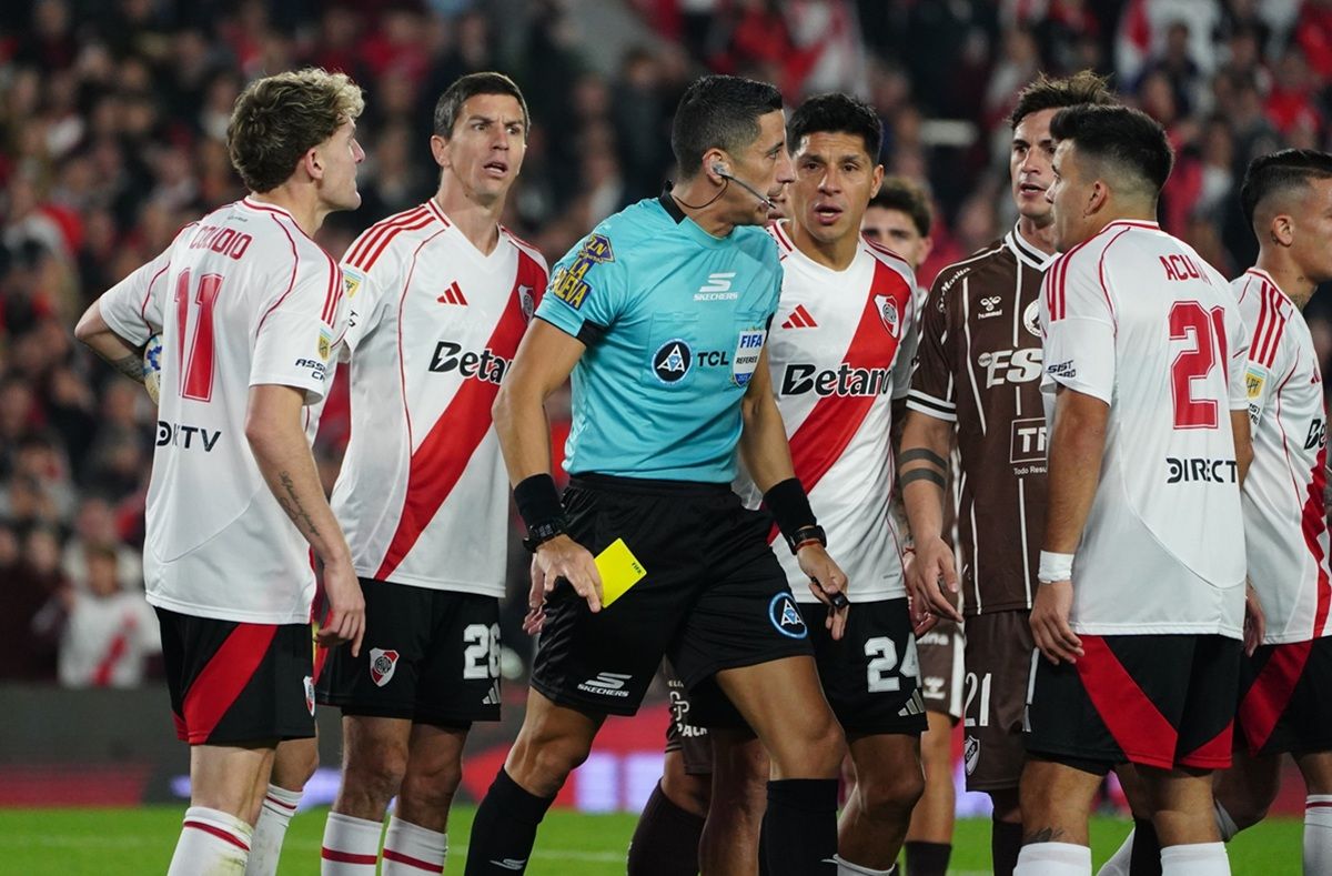 El árbitro fue severamente cuestionado por su colega.
