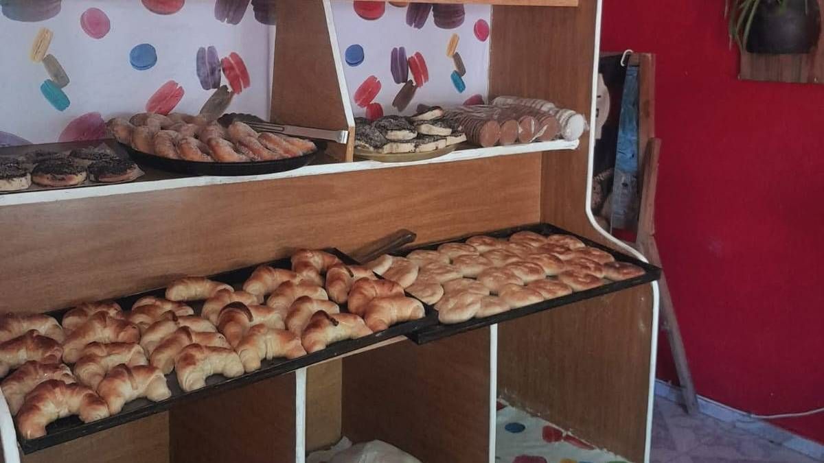 La estantería la encontraron en la calle. Y le dan un uso ideal para exponer la mercadería. La estantería la encontraron en la calle. Y le dan un uso ideal para exponer la mercadería.