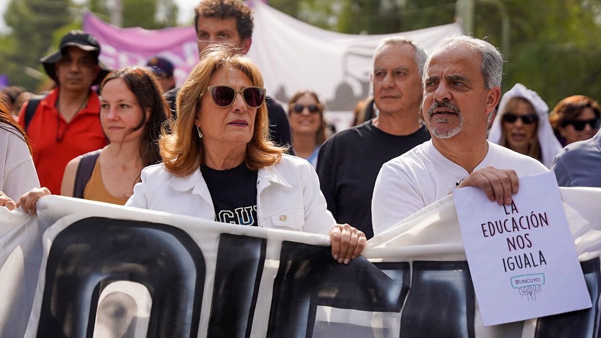 La rectora de la UNCuyo, Esther Sánchez, en una de las marchas por el financiamiento para las universidades. La rectora de la UNCuyo, Esther Sánchez, en una de las marchas por el financiamiento para las universidades.