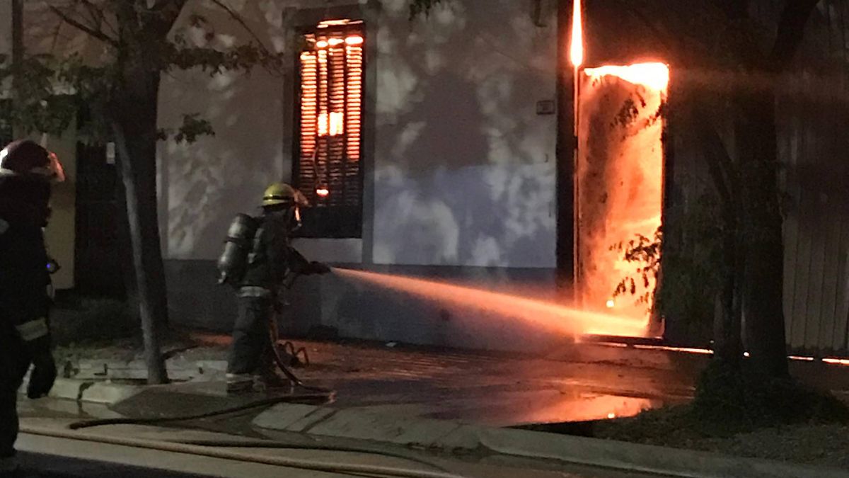 Los Bomberos trabajaron sin parar hasta que controlaron las llamas del incendio en la fábrica de colchones de Godoy Cruz. Los Bomberos trabajaron sin parar hasta que controlaron las llamas del incendio en la fábrica de colchones de Godoy Cruz.