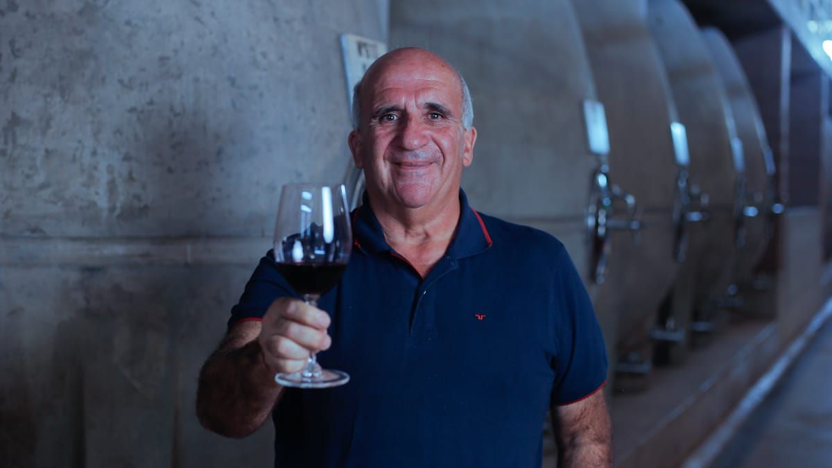 Jorge Nazrala tiene 65 años, es ingeniero agrónomo y en casi 40 años ha formado a cientos de enólogos mendocinos. Jorge Nazrala tiene 65 años, es ingeniero agrónomo y en casi 40 años ha formado a cientos de enólogos mendocinos.