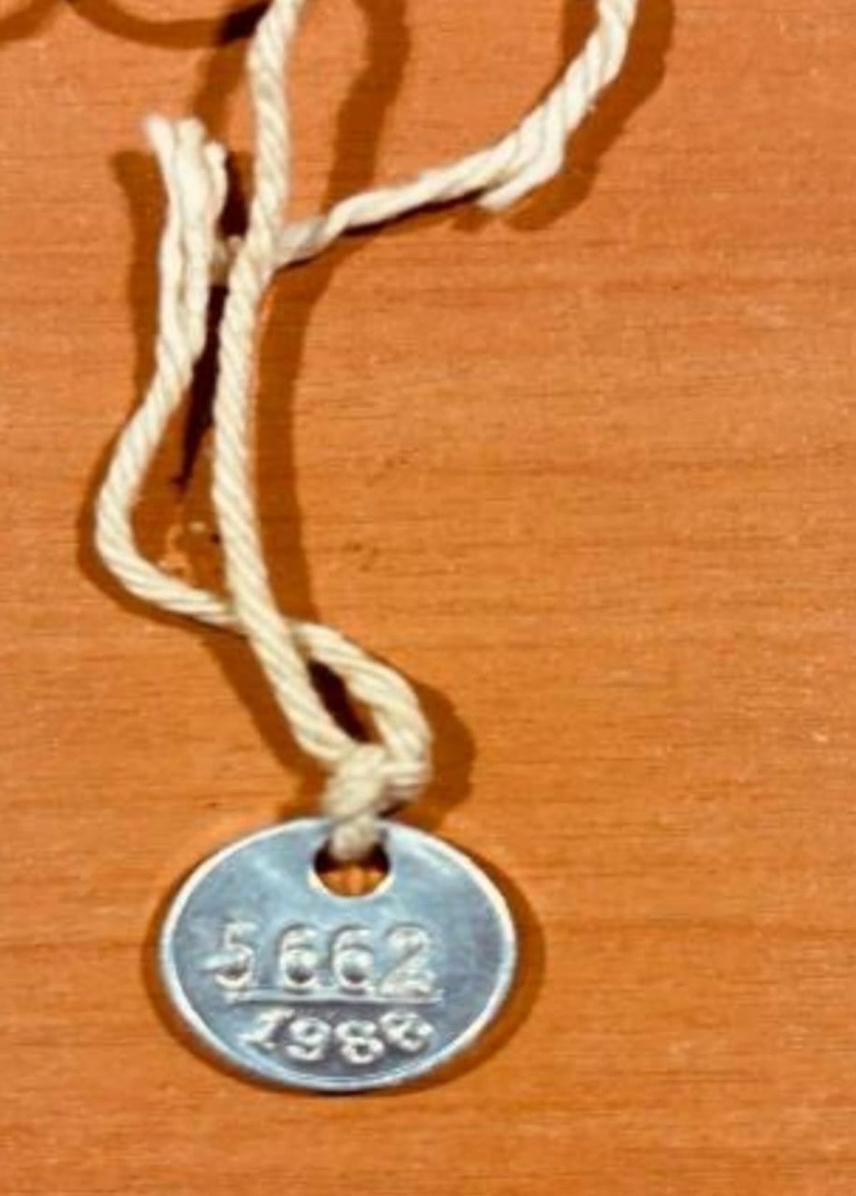 La mujer identificada como F.S. conserva la medallita de nacido vivo del bebé que le dieron en el hospital Lagomaggiore en 1986. Allí le dijeron que murió poco después pero, aseguró, nunca le entregaron los restos. El Juicio por la Verdad comenzó en la Justicia Federal. La mujer identificada como F.S. conserva la medallita de nacido vivo del bebé que le dieron en el hospital Lagomaggiore en 1986. Allí le dijeron que murió poco después pero, aseguró, nunca le entregaron los restos. El Juicio por la Verdad comenzó en la Justicia Federal.