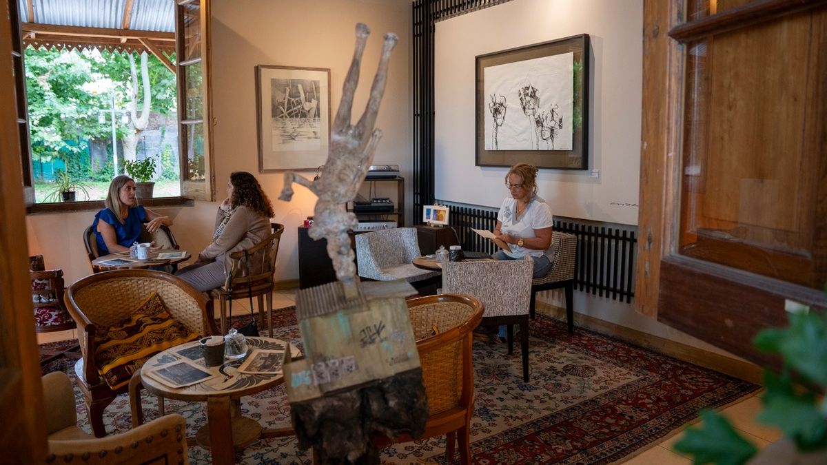 Cafetería, sala de coworking y espacios para muestras de arte, todo se reúne en la recuperada estación de trenes de Chacras de Coria. Cafetería, sala de coworking y espacios para muestras de arte, todo se reúne en la recuperada estación de trenes de Chacras de Coria.