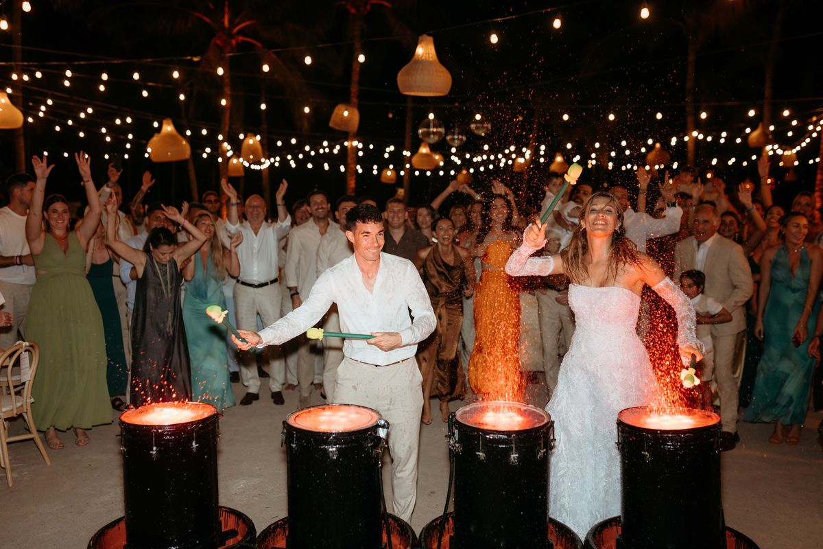 La fiesta al atardecer incluyó tambores lumínicos con agua y de fondo la playa de la Riviera Maya, en México. La fiesta al atardecer incluyó tambores lumínicos con agua y de fondo la playa de la Riviera Maya, en México.