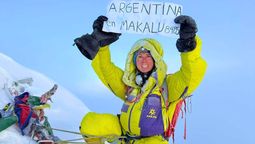 En la cima del Makalu, en el Himalaya. Catalina pasó 22 horas extremas en ascenso y descenso, enfrentando alturas de 8.485 metros con oxígeno suplementario por primera vez.