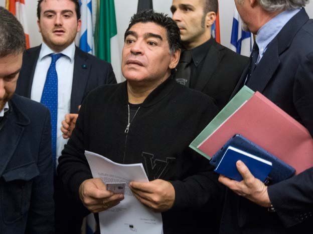 Maradona se fue de Italia sin poder ver a Francisco