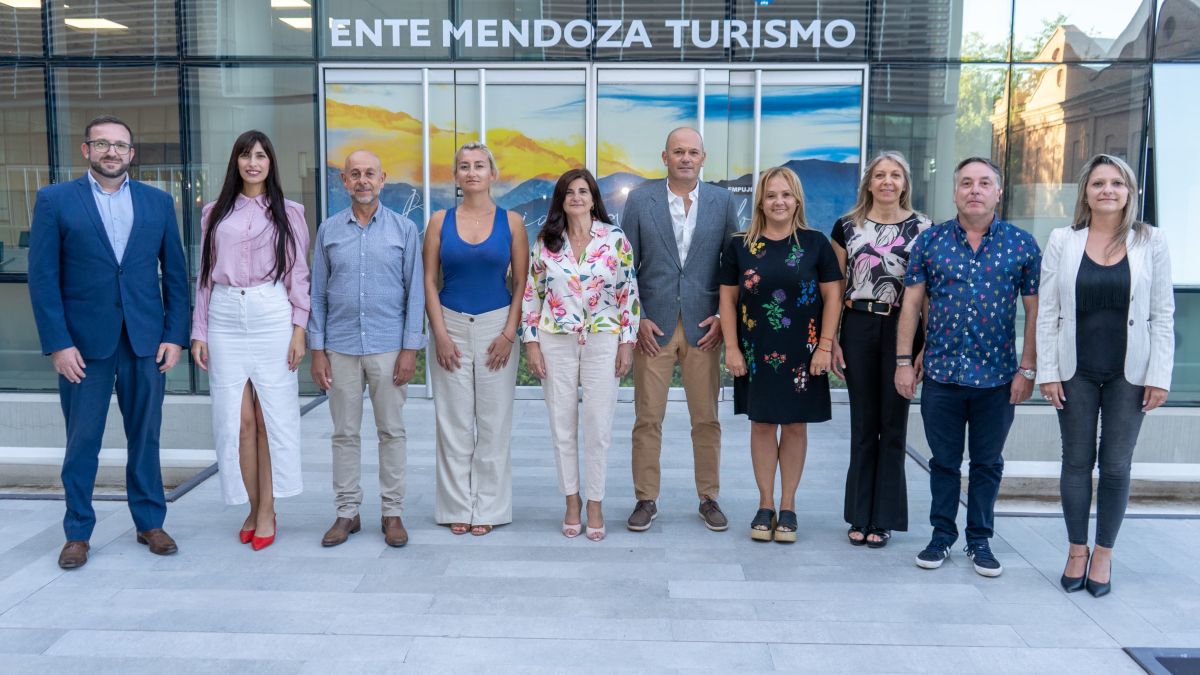 Gabriela Testa (en el centro de la imagen) junto a todo el equipo que la secundará como presidenta del Emetur.