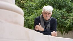 Eminencia mendocina del diseño en lo académico y en la práctica, Luis Sarale realiza una muestra retrospectiva en el Museo Carlos Alonso de sus últimos 40 años de trayectoria.