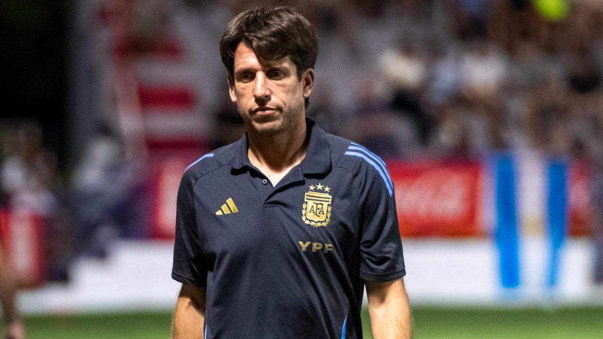 Diego Placente piensa en la lista de la Selección argentina Sub 20 a días del inicio del Mundial en Chile. 