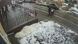 Se suicidó tirándose de un piso 17 y mató a un bebé de cinco meses.