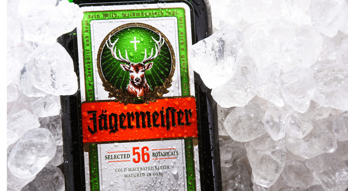 Exceso. Tomó una botella entera de una poderosa bebida blanca en 2 minutos y murió.