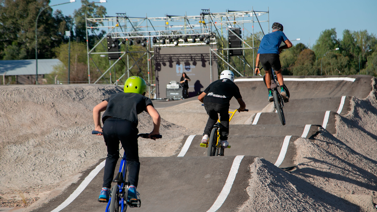 El pump track de Mendoza es ideal para hacer deportes sobre ruedas.