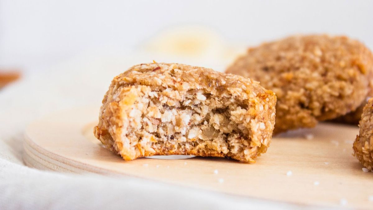 Estas galletas saludables se preparan con avena y banana. Estas galletas saludables se preparan con avena y banana. 
