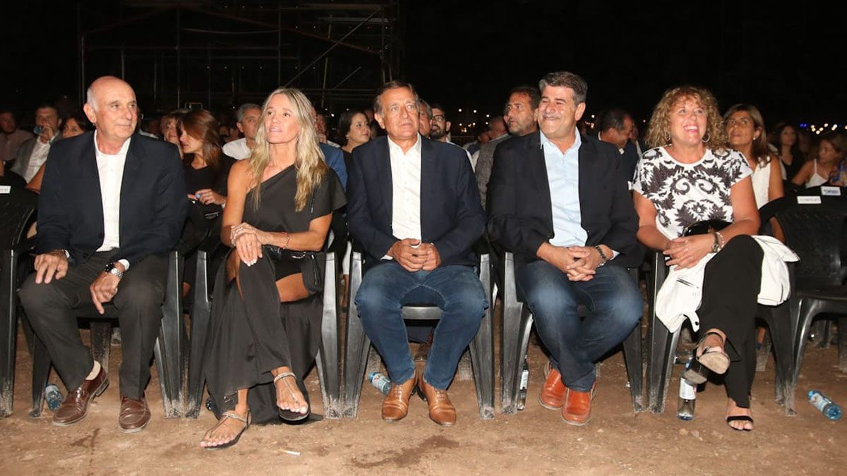 El gobernador Rodolfo Suarez y su vice, Mario Abed, junto a sus parejas.