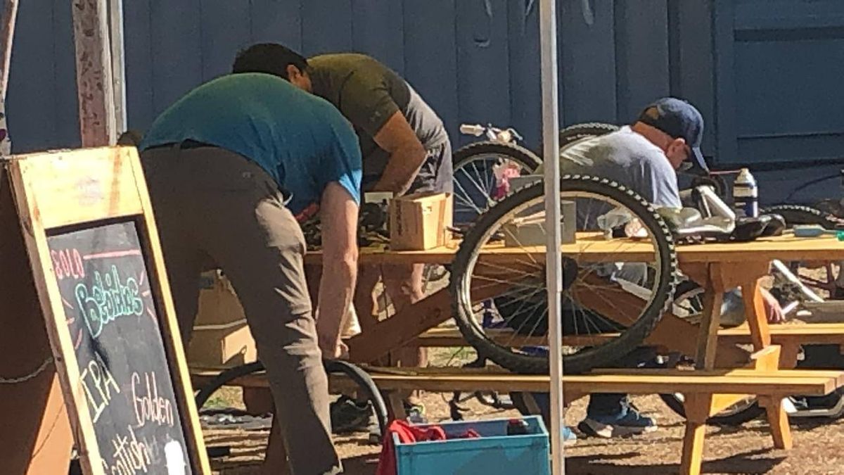 El predio de una cervecería se transformó este sábado en un taller gigante donde fueron arregladas bicicletas donadas. El predio de una cervecería se transformó este sábado en un taller gigante donde fueron arregladas bicicletas donadas.