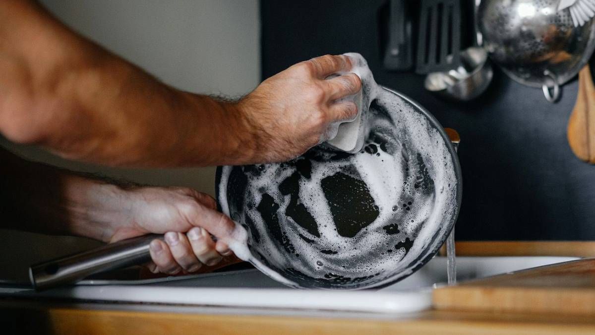 Trucos caseros: elimina la grasa de la sartén sin dañar el antiadherente Trucos caseros: elimina la grasa de la sartén sin dañar el antiadherente