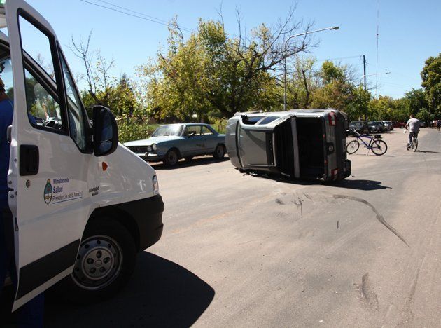 Tras un choque volcó una camioneta