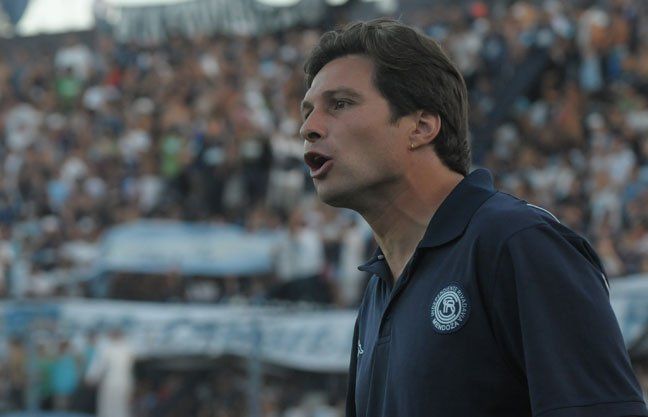 Del Bosco intenta armar el rompecabezas azul