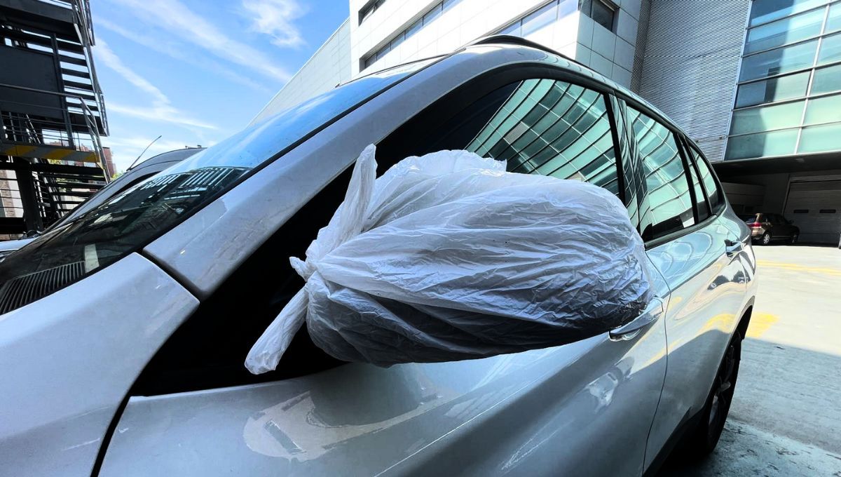 Las bolsas en los espejos del auto son la solución a múltiples problemas