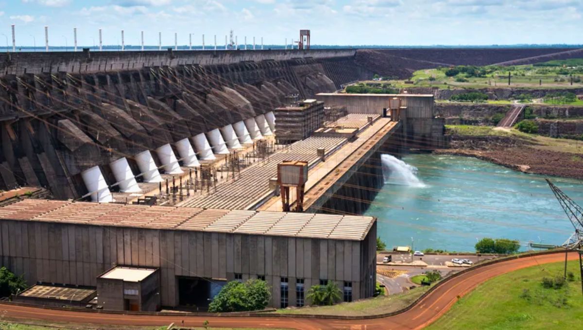 El muro de 7 kilómetros en América del Sur que controla uno de los ríos más caudalosos y da energía a millones