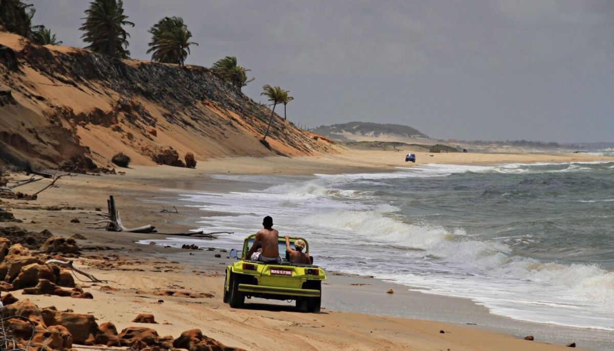 Muchos turistas alquilan un buggy para recorrer las dunas y las extensas playas. Muchos turistas alquilan un buggy para recorrer las dunas y las extensas playas.