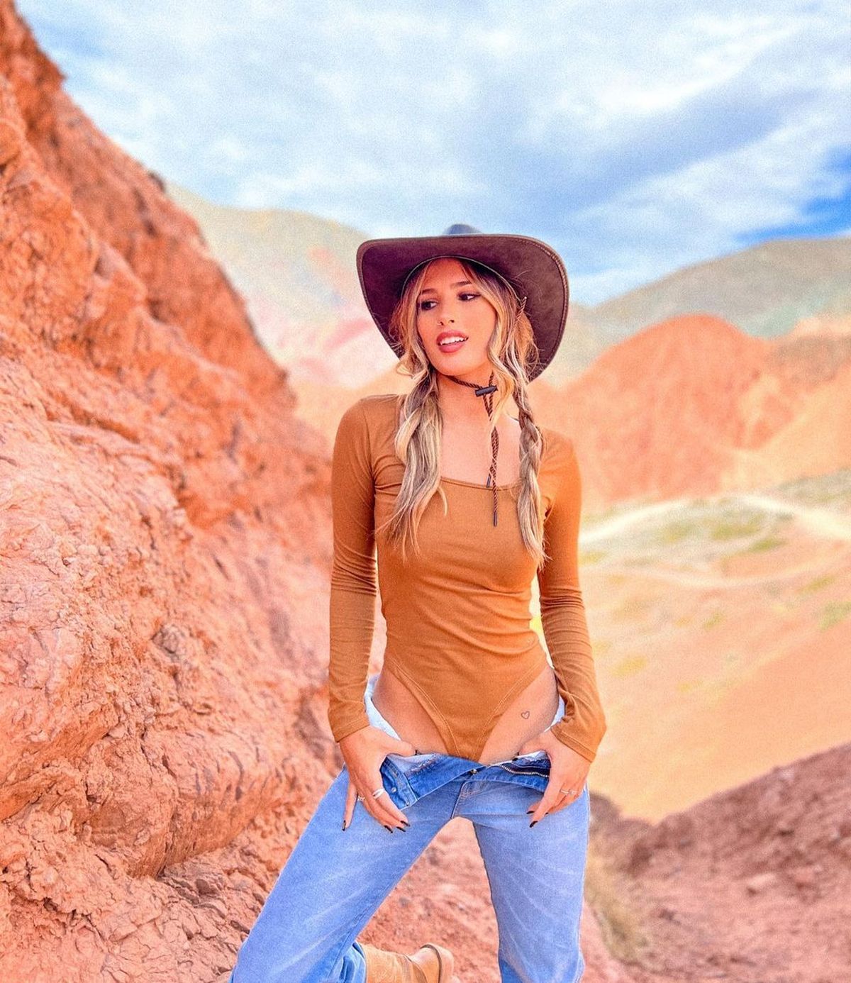 Julieta Poggio se desprendió los pantaloncitos dejó a la vista su body más cavado y es bestial.