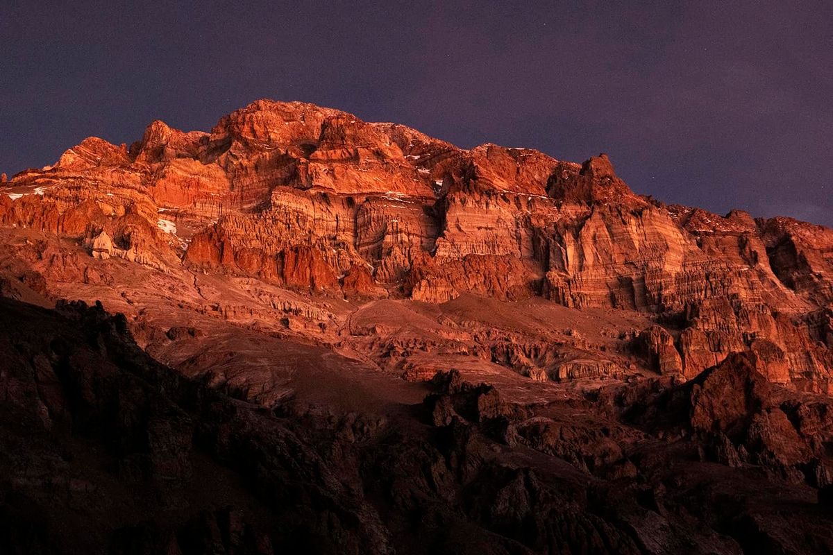 Impactante imagen nocturna del Aconcagua publicada por Carlos Soria y producida por Luis Miguel López Soriano. Impactante imagen nocturna del Aconcagua publicada por Carlos Soria y producida por Luis Miguel López Soriano.