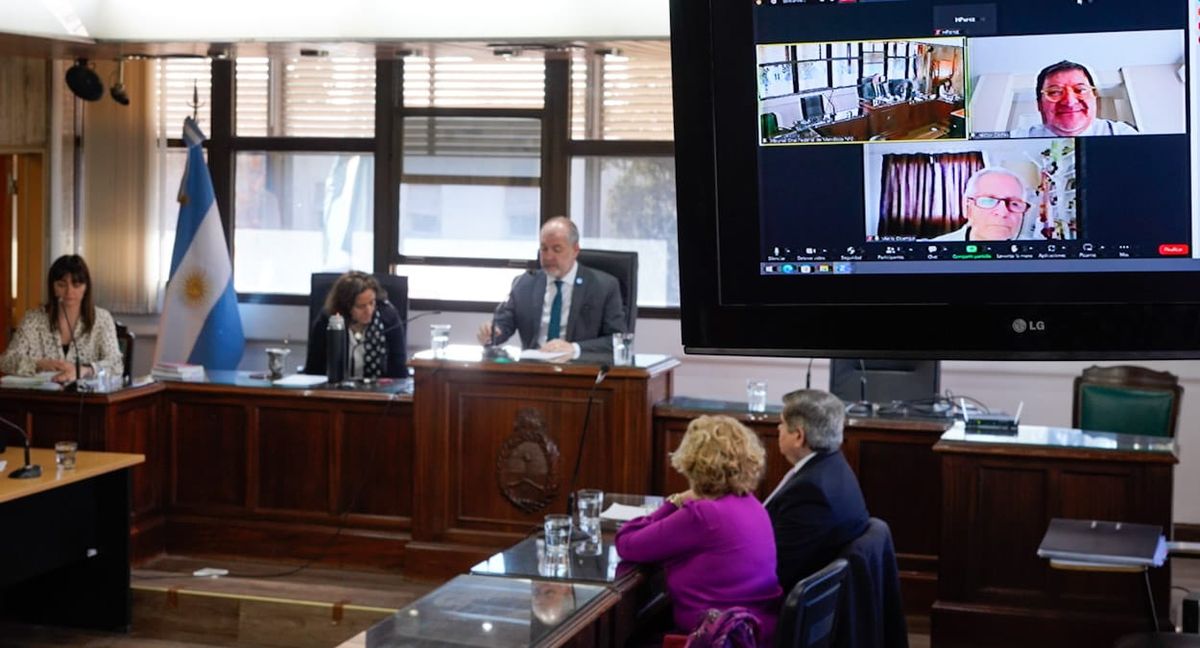 La sentencia. El tribunal fue integrado por Alberto Carelli, Paula Marisi y Héctor Cortez (en la pantalla, arriba a la izquierda). El condenado, Mario Ocampo (parte inferior de la pantalla) escuchó su nueva condena por vía virtual.