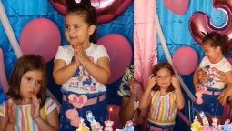 Desopilantes. Los memes de las hermanitas en el cumpleaños.