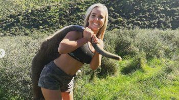Caza animales, los mata y luego se saca selfies hot con ellos
