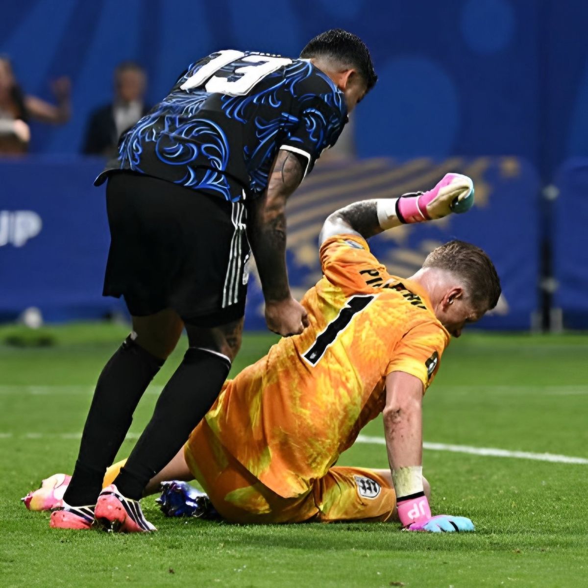 Cuti Romero se tom&oacute; revancha y festej&oacute; el empate en la cara de Pickford.