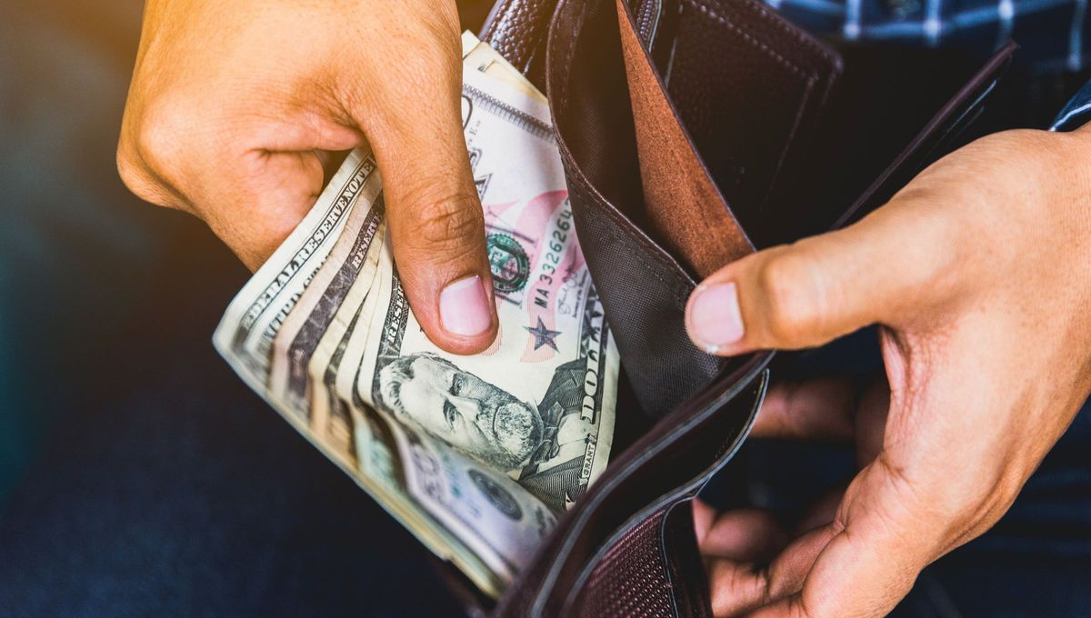 No es por estética: qué significa cuando una persona ordena los billetes de mayor a menor