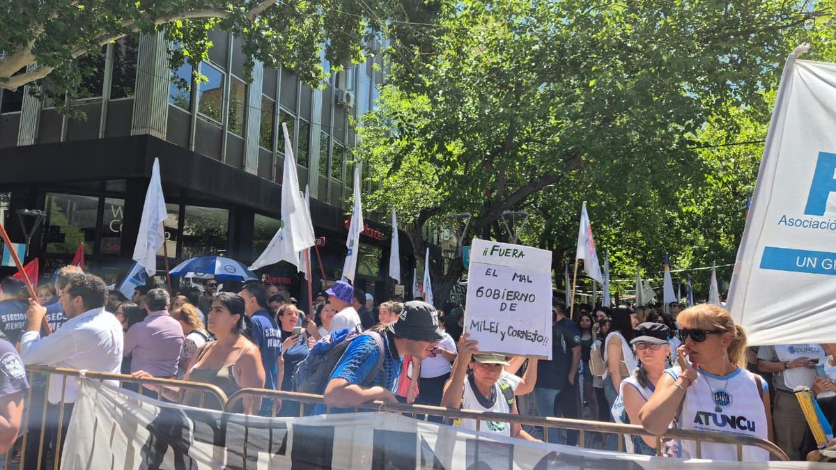Contra la reforma laboral la CGT se movilizó por calles del centro de Mendoza