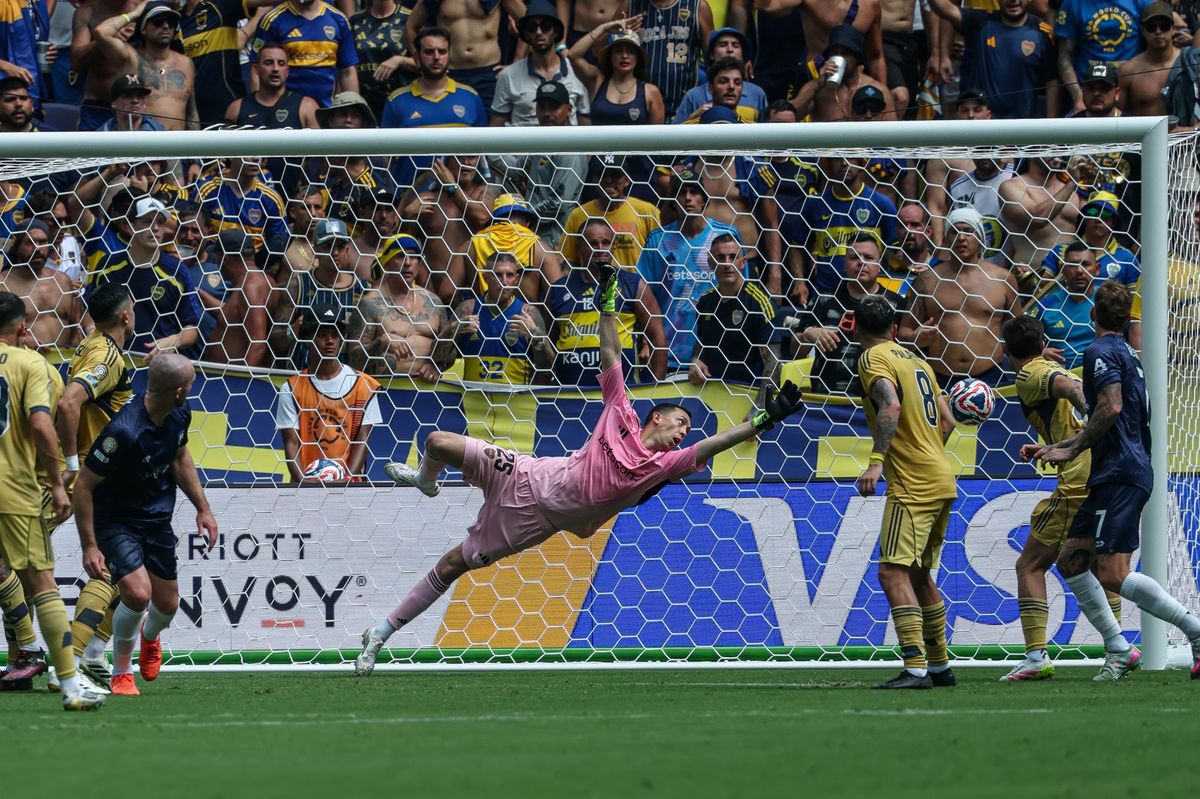 Agustín Marchesín no llegó al cabezazo de Gray.