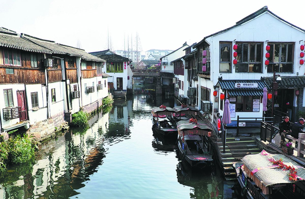 La red de canales y las calles de Zhujiajiao se conservan bien y reflejan el antiguo y sencillo estilo de vida de “pequeños puentes, aguas corrientes y casas antiguas”. HE LINLIN / PARA CHINA DAILY.