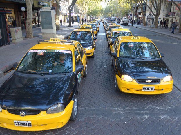 Taxis: en setiembre se vence el plazo para colocar el blíndex