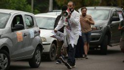 Un centenar de automóviles participó del caravanazo que organizó el SUTE para protestar contra el Gobierno Provincial este lunes por la tarde.