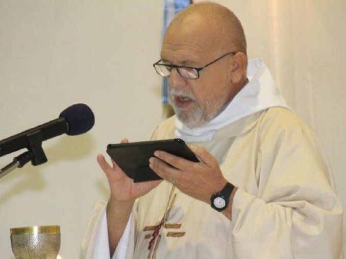 Este es el sacerdote que usa una tablet para dar misa