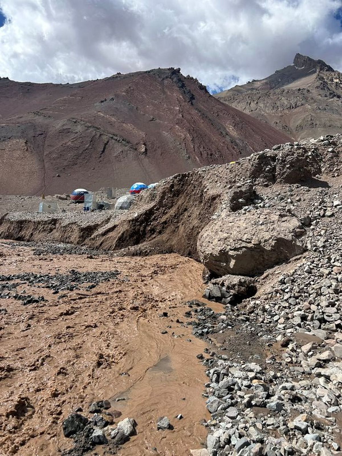 El arroyo erosiona el terreno cercano al campamento Plaza Argentina, a 4.200 metros de altura, donde ahora hay más riesgo que el habitual. El arroyo erosiona el terreno cercano al campamento Plaza Argentina, a 4.200 metros de altura, donde ahora hay más riesgo que el habitual.