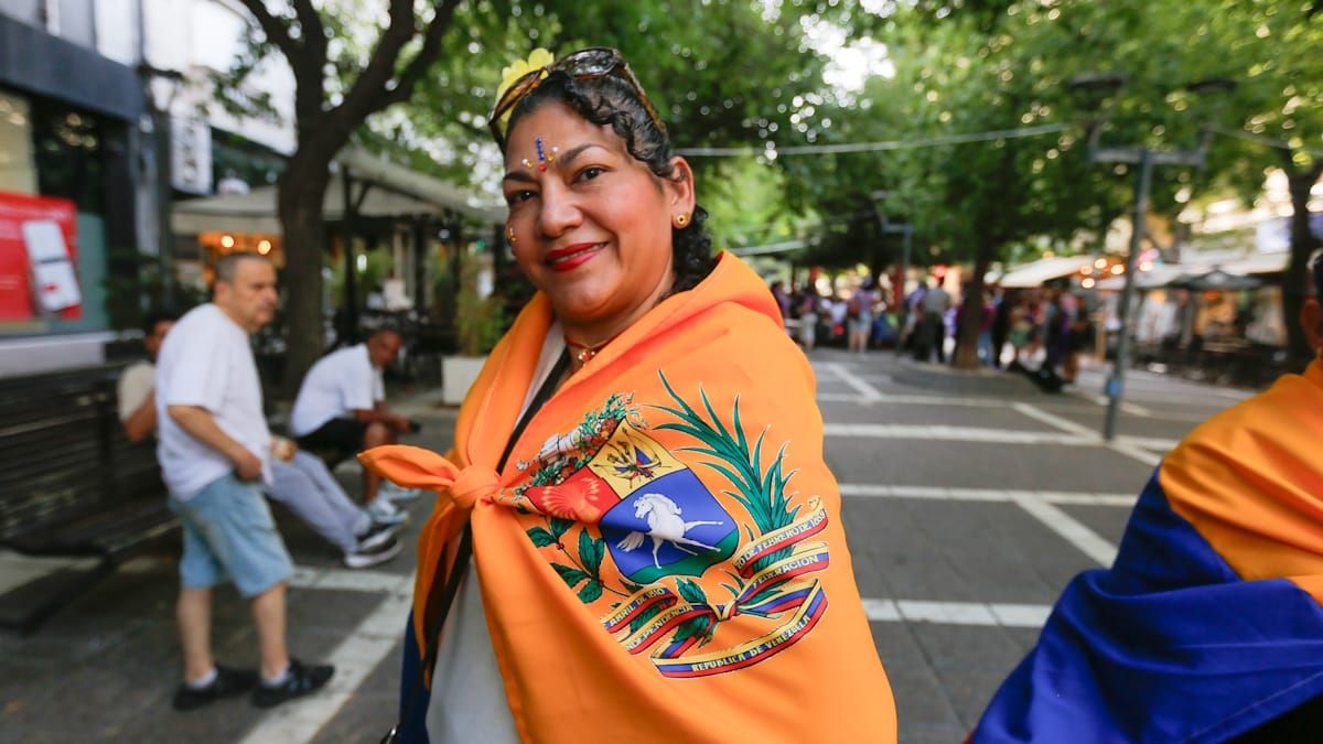Venezolanos residentes en Mendoza se concentraron en el kilómetro 0 tras conocerse la detención de Nicolás Maduro por Estados Unidos. Foto: Nicolás Ríos/Diario UNO. Venezolanos residentes en Mendoza se concentraron en el kilómetro 0 tras conocerse la detención de Nicolás Maduro por Estados Unidos. Foto: Nicolás Ríos/Diario UNO.