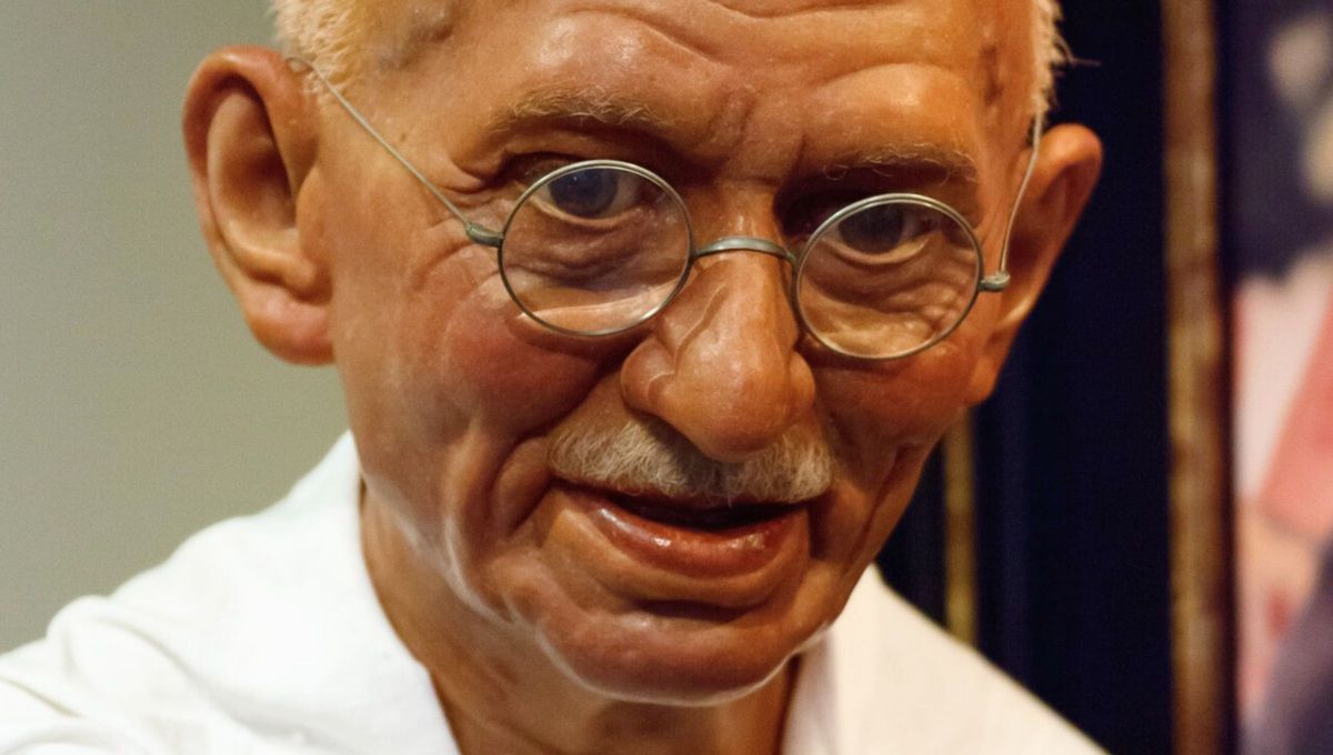 Mahatma Gandhi es uno de los máximos símbolos universales de la paz. Mahatma Gandhi es uno de los máximos símbolos universales de la paz.