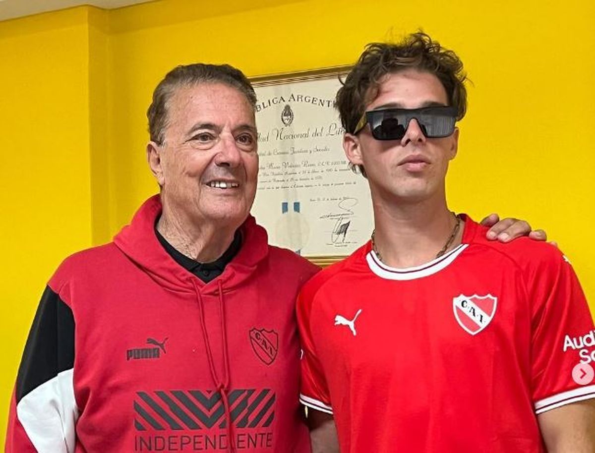 Santi Maratea con un ídolo de Independiente de Avellaneda, el arquero Pepé Santoro. Santi Maratea con un ídolo de Independiente de Avellaneda, el arquero Pepé Santoro.